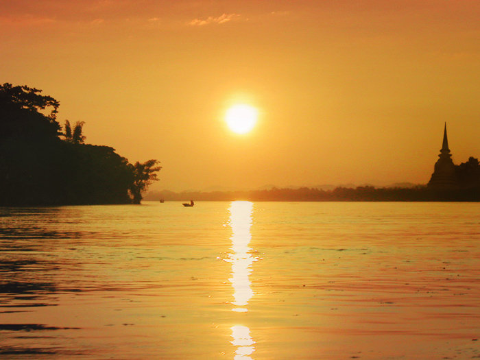 Chiang Khan - Zonsondergang Mekong Zonsondergang op de Mekong. Aan de rechtkant ligt Laos en links is het Thailand. Stefan Cruysberghs